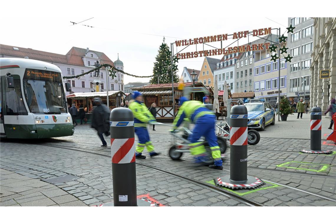 Die Poller sollen Besitzer des Augsburger Christkindlesmarkts schützen.