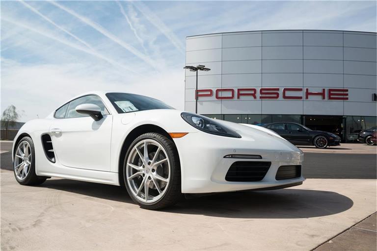 Die Porsche-Aktie fällt unter 50 Euro. Erfahren Sie hier die Gründe für den Kursrückgang, aktuelle Analystenmeinungen und was Anleger jetzt wissen sollten.