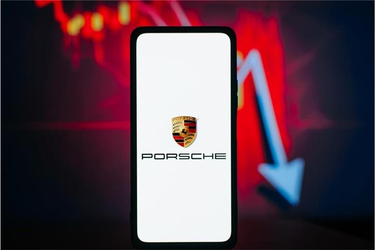Die Porsche-Aktie verliert deutlich an Wert. Aktuelle Ursachen sind eine Gewinnwarnung, milliardenschwere Sonderlasten & ein Strategiewechsel hin zu Verbrennern. Alle Hintergründe zum Kurssturz.