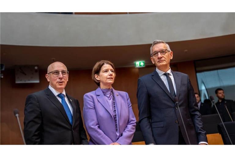 Die Präsidenten der drei deutschen Dienste stellten sich am Montag der Befragung im Bundestag: Martin Jäger (BND, r.), Martina Rosenberg (MAD, M.) und Sinan Selen (BfV, l.).