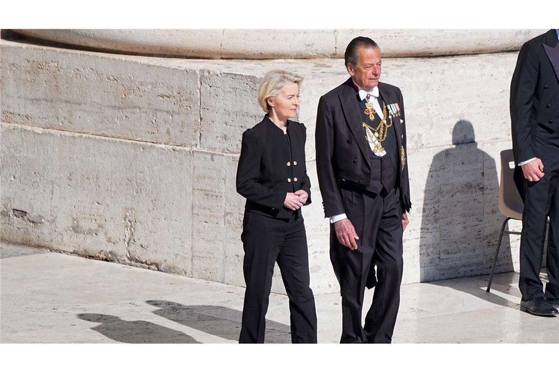 Trauermesse für Papst Franziskus auf Petersplatz begonnen Die Präsidentin der Europäischen Kommission, Ursula von der Leyen, kommt zur Trauermesse für den verstorbenen Papst Franziskus auf dem Petersplatz.