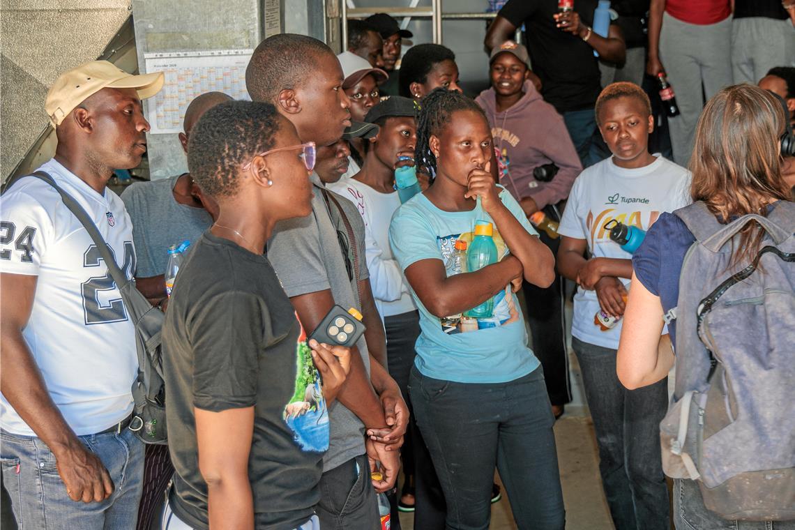 Die Praktikanten aus Kenia sind über den Verein Agrarkontakte International nach Deutschland gekommen. Die Holzhackschnitzelheizanlage beeindruckt sie sehr. Fotos: Stefan Bossow