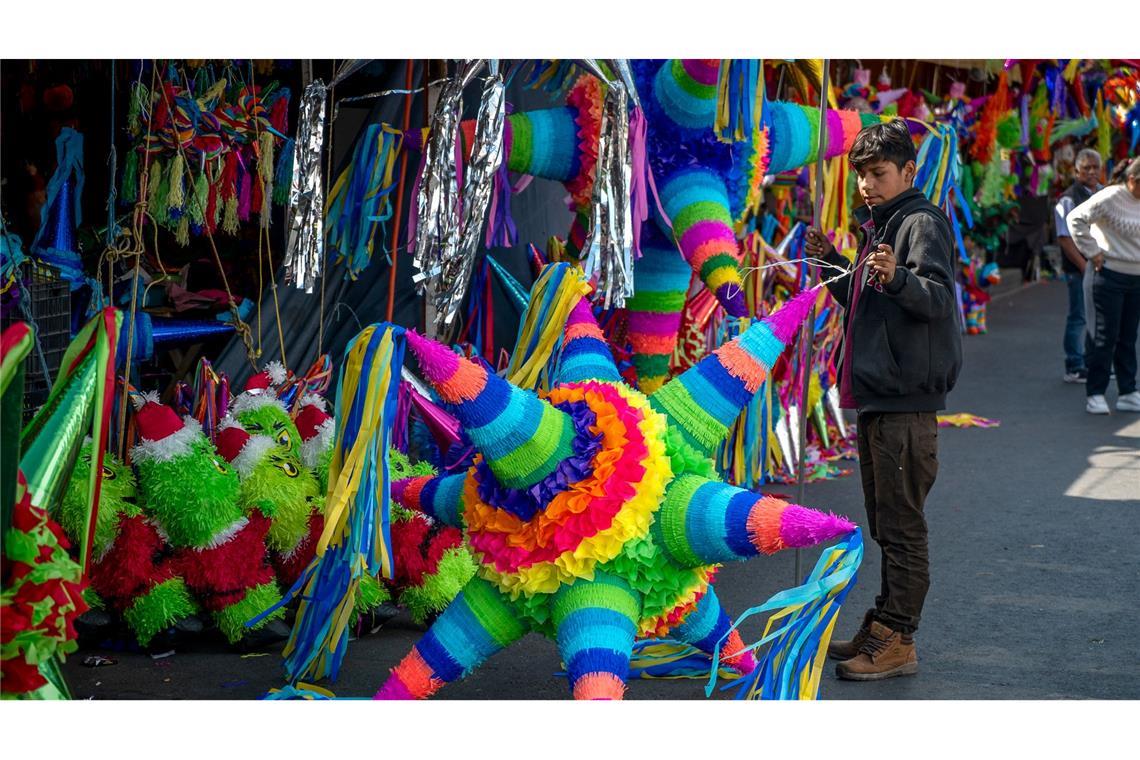 Festbräuche weltweit: Surfende Santas, Gnome und Lottofieber Die prall gefüllten Piñatas sind oft leuchtend bunt.