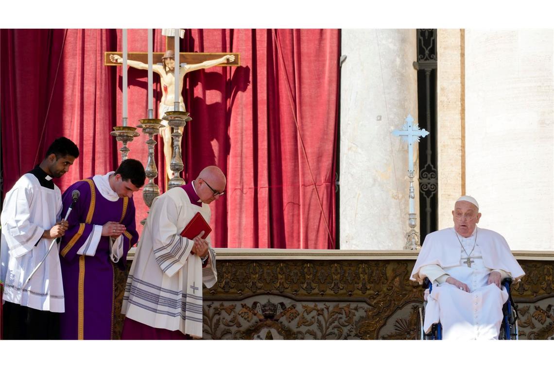 Papst Franziskus zeigt sich überraschend auf dem Petersplatz Die Predigt musste ein Erzbischof für ihn halten, aber dann kam der Papst persönlich.