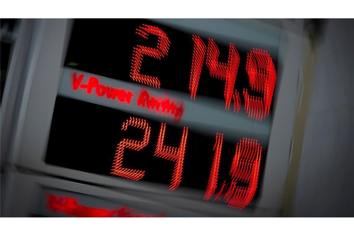 Die Preise an der Tankstelle sind für viele eine Last. (Symbolbild)