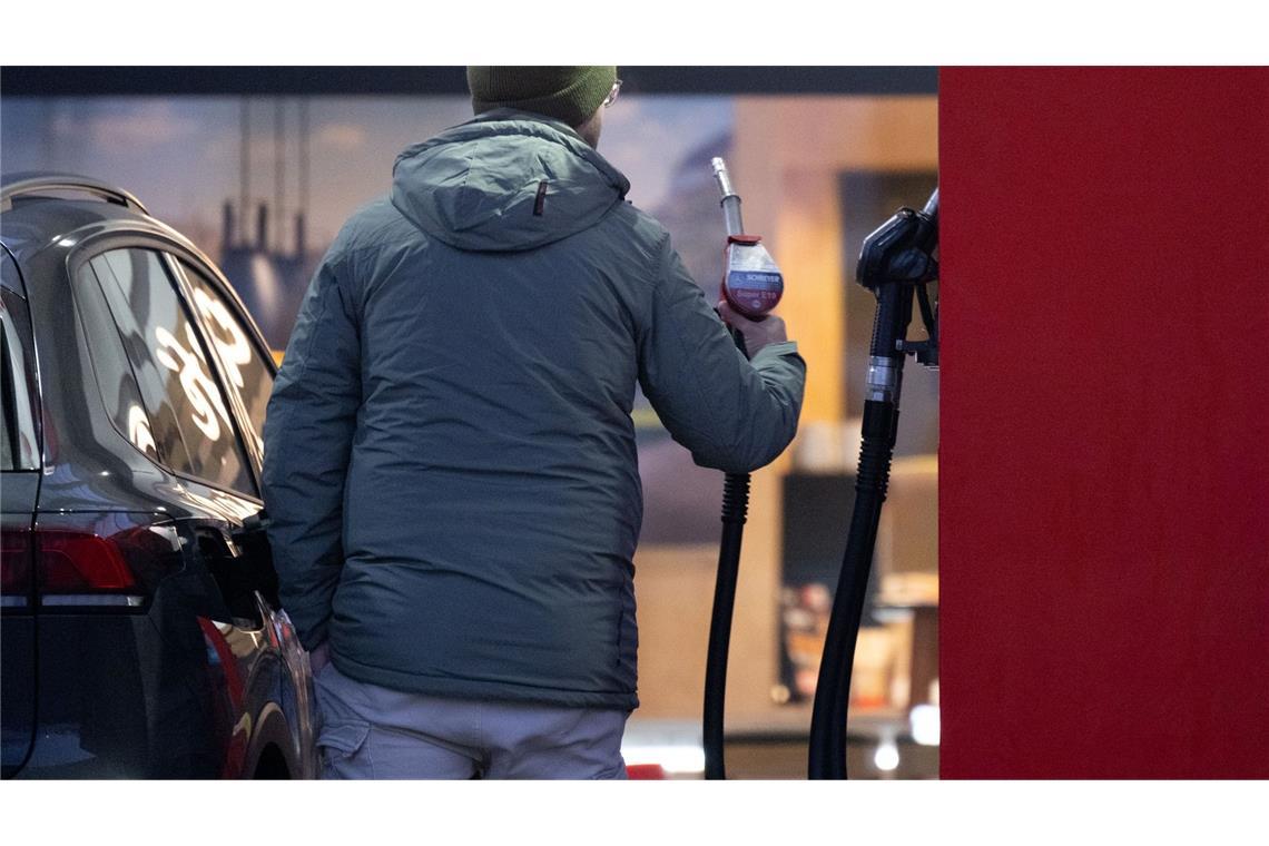 Die Preise an der Tankstelle steigen.