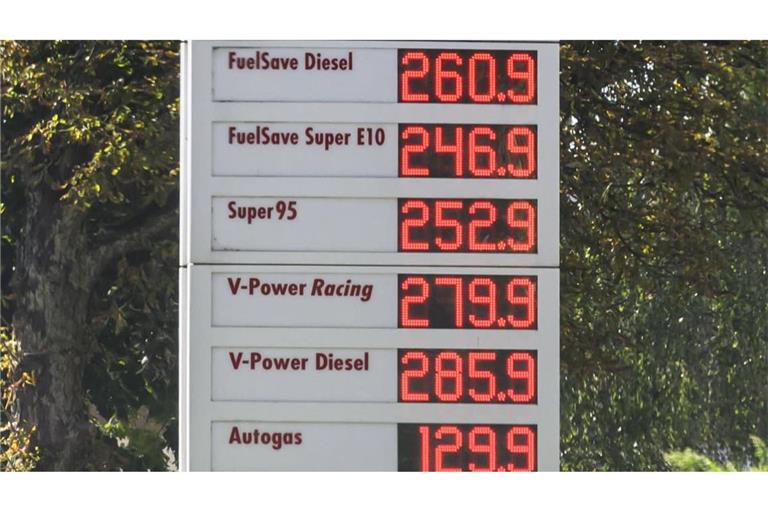 Die Preise an der Zapfsäule klettern immer weiter - nun geht es in Richtung drei Euro.