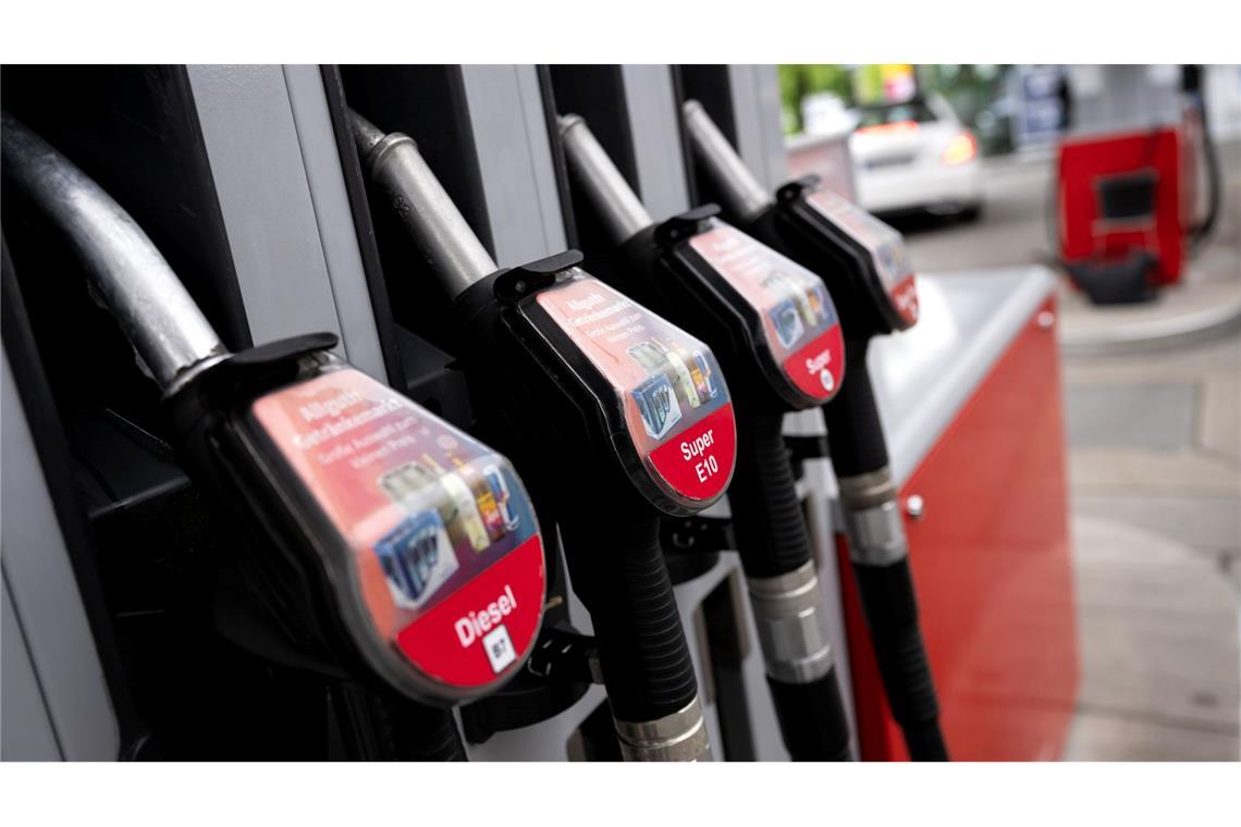 Diesel kaum billiger als Super - Selbstzünder lohnt seltener Die Preise für Diesel und Superbenzin haben sich in den vergangenen Jahren immer wieder angenähert. (Archivbild)