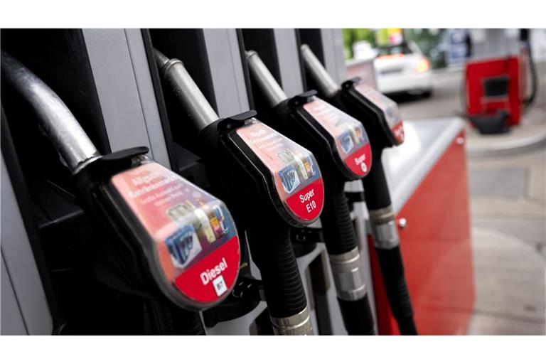 Die Preise für Diesel und Superbenzin haben sich in den vergangenen Jahren immer wieder angenähert. (Archivbild)