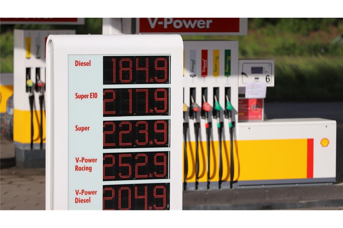 Die Preistafel an einer Shell-Tankstelle an der Autobahn 59 zeigt für Diesel einen Preis von 1,849 Euro pro Liter an.