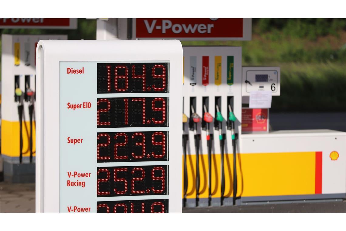 Die Preistafel an einer Shell-Tankstelle an der Autobahn 59 zeigt für Diesel einen Preis von 1,849 Euro pro Liter an.
