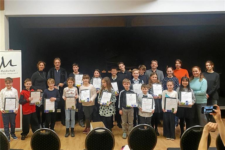 Die Preisträgerinnen und Preisträger mit Musikschulleiterin Judith-Maria Matti (hinten links) und den Lehrkräften. Foto: Musikschule