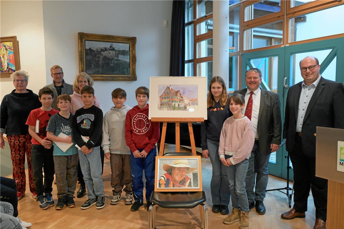 Junge Kreativtalente im Fokus Die Preisverleihung im Heinrich-von-Zügel-Saal der städtischen Galerie mit (von links) Stiftungsrätin Jutta Brasch, Leon Ohme, Kunstlehrer Paul Greiner, Paul Rusitschka, Rektorin Martina Mayer, Ilay Thigpen, Elias Segi, Mio Lutz, Lena Laib, Nele Nentwich, Stiftungsvorsitzendem Michael Heinrich und Bürgermeister Armin Mößner. Foto: Elisabeth Klaper