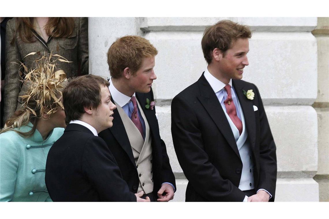 Eine Hochzeit und ein Todesfall Die Prinzen William (rechts) und Harry (mit Tom Parker Bowles im Vordergrund) waren nicht begeistert von der Hochzeit, verbargen das aber gut.