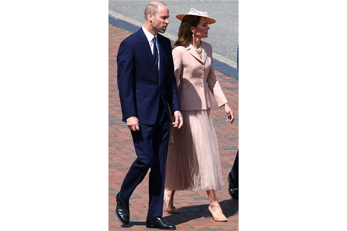 Charmant oder frech? Macron zwinkert Prinzessin Kate zu Die Prinzessin trug ein Ensemble in Altrosa von einem der bekanntesten französischen Modehäuser: Dior.
