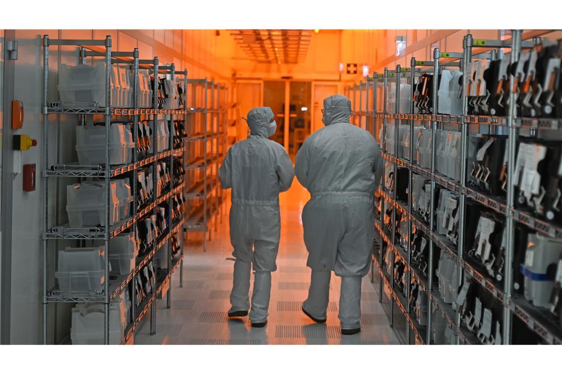 Die Produktion von Halbleitern ist ein komplexer Ablauf. Hier gehen Mitarbeiter von Nexperia durch sogenannte Reinräume.