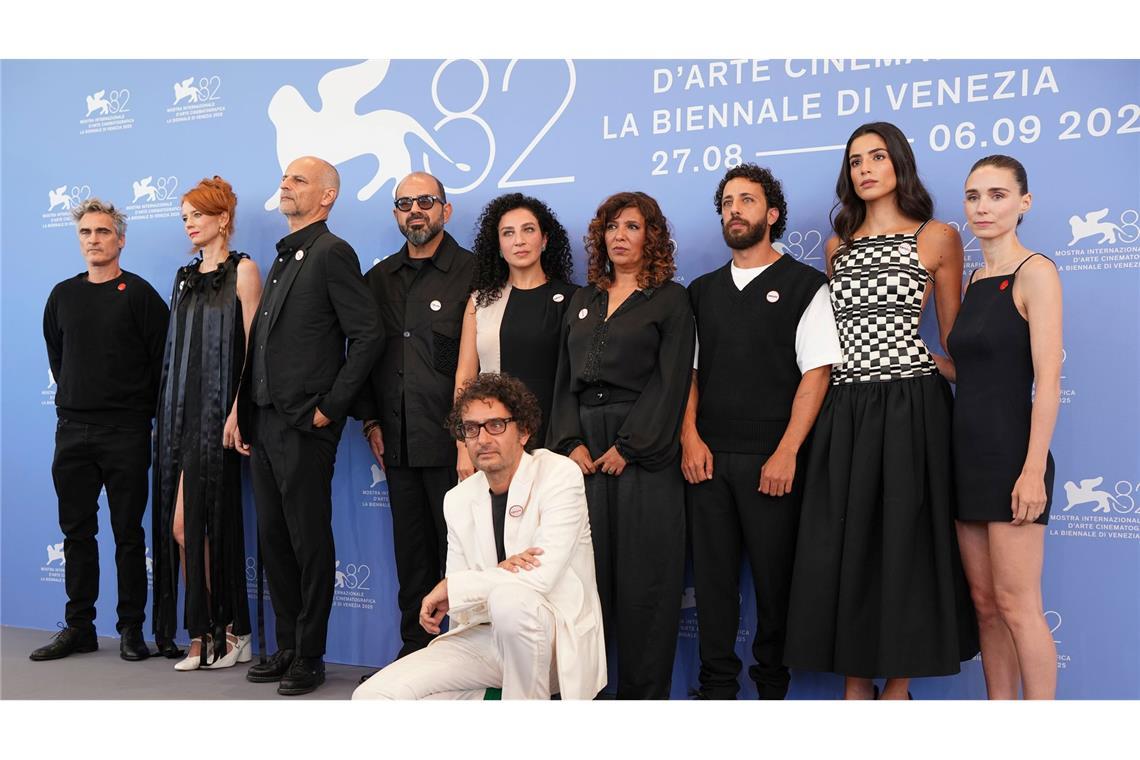 Gaza erreicht große Festivalbühne - mit Hollywood-Support Die Produzenten Joaquin Phoenix und Rooney Mara mit Teilen des restlichen Filmteams.