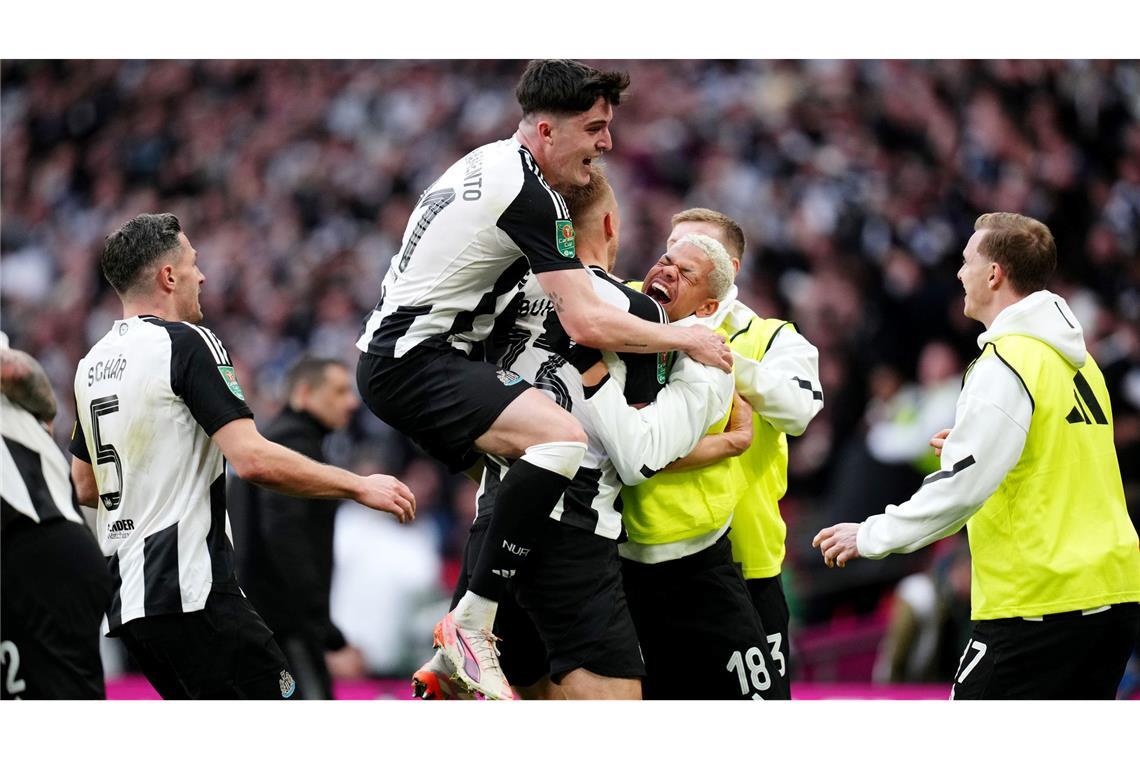 Newcastle gewinnt Ligapokal-Finale gegen Liverpool Die Profis von Newcastle United feiern das 1:0 durch Dan Burn. Der Ligapokal-Gewinn ist der erste nationale Titelerfolg des Clubs seit 70 Jahren.