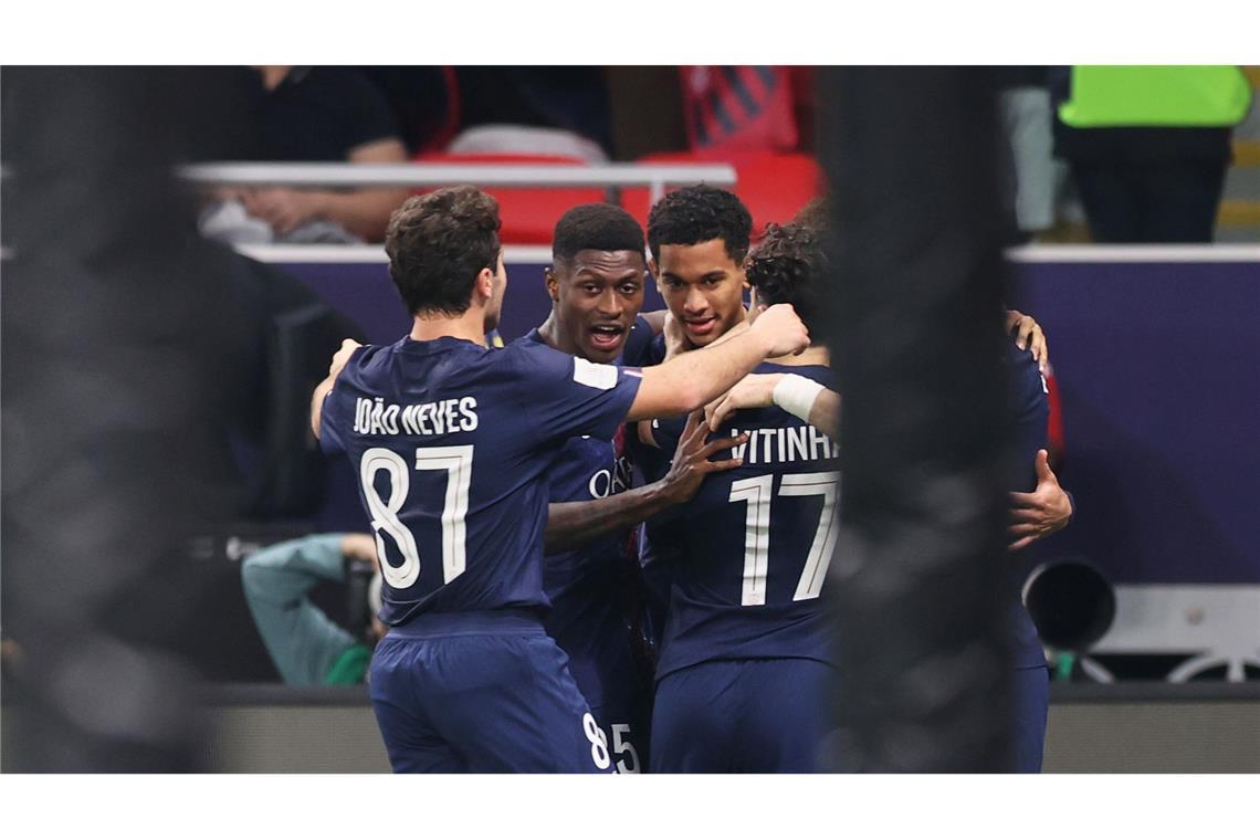 Die Profis von Paris Saint-Germain jubeln den Führungstreffer.