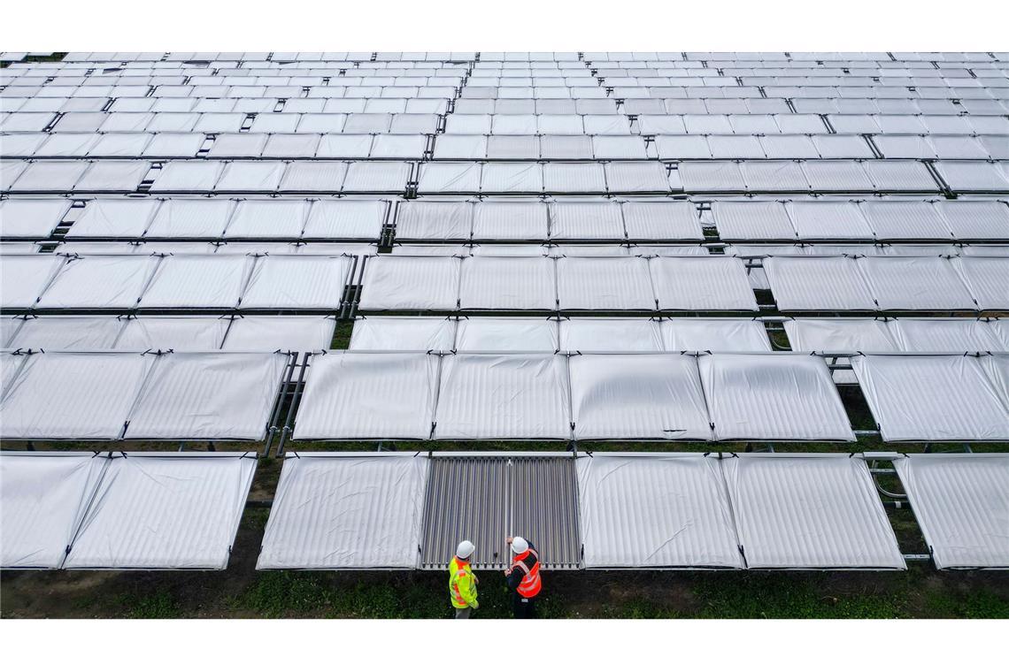 Bilder des Tages Die Projektleiter der Stadtwerke Leipzig Erik Jelinek (l) und Guido Wimmer von Ritter XL Solar kontrollieren ein Kollektorfeld in der neuen Solarthermieanlage am Rande von Leipzig. Den Bauherren zufolge handelt es sich um die größte Solarthermieanlage Deutschlands.