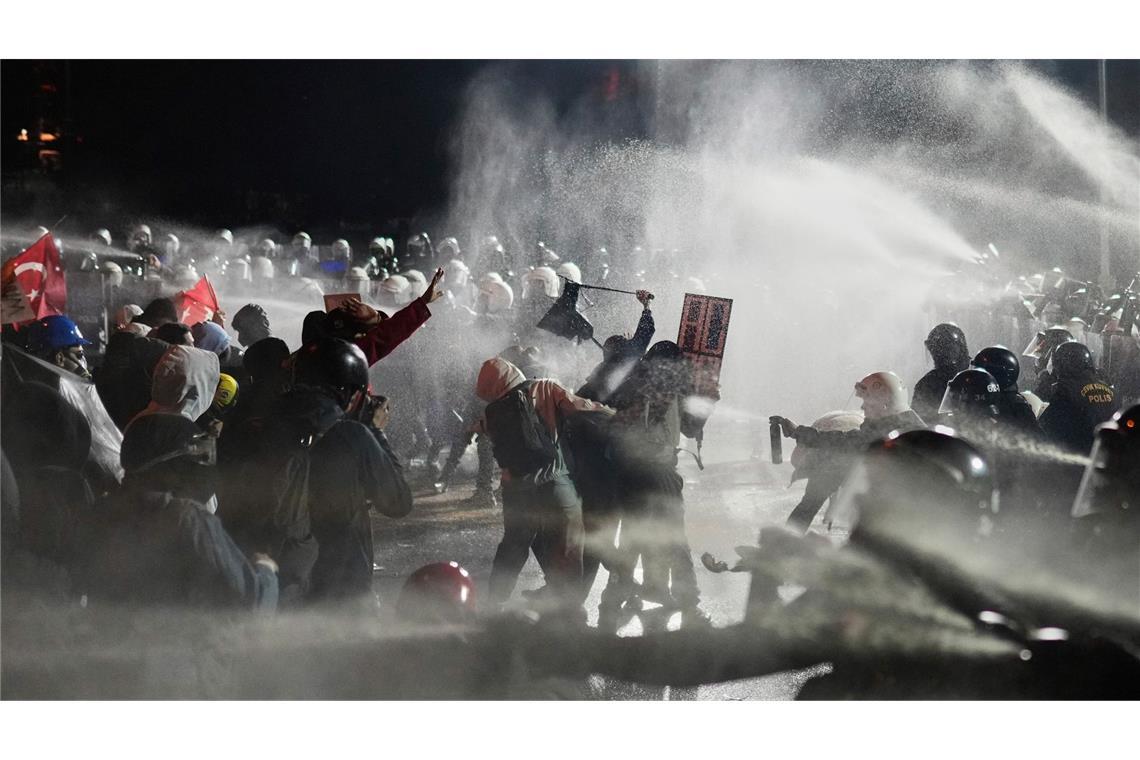 Türkei am Wendepunkt? Was die Absetzung Imamoglus bedeutet Die Proteste dauern an und weiten sich aus.