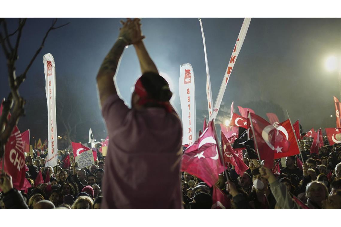 Urwahl gegen Erdogan – Türkei im Ausnahmezustand Die Proteste gegen die Verhaftung von Ekrem Imamoglu gehen unvermindert weiter.