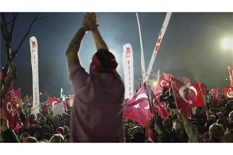 Die Proteste gegen die Verhaftung von Ekrem Imamoglu   gehen unvermindert weiter.
