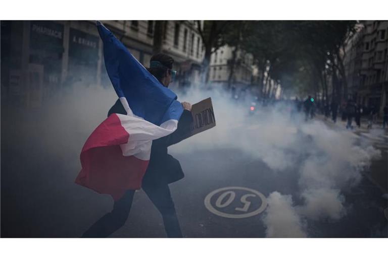Die Proteste gegen steigende Lebenshaltungskosten gehen auch an diesem Wochenende weiter – wie hier in&nbsp;in Lyon.