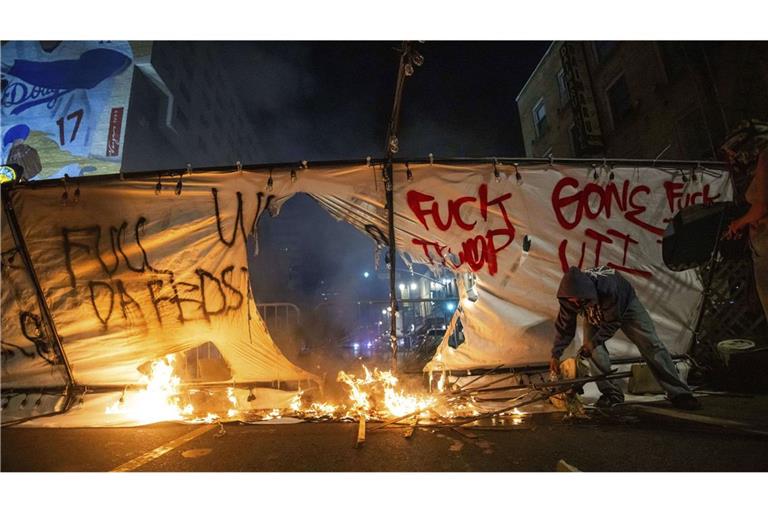 Die Proteste in Los Angeles sind medial eindrucksvoll, jedoch „weit vom Chaos entfernt“ laut ZDF-Korrespondent Elmar Theveßen, der am Dienstagabend in der Talkrunde bei Markus Lanz war.