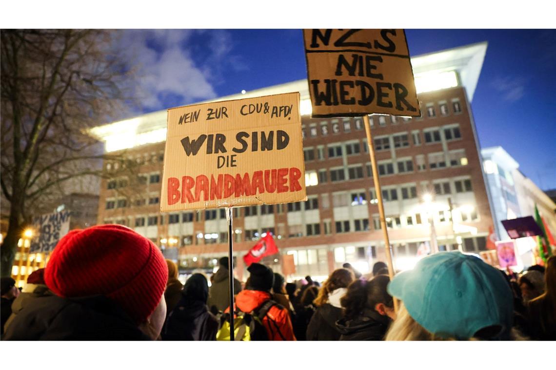 Zehntausende protestieren gegen Union und AfD Die Protestierenden in Hamburg bezeichnen sich selbst als Brandmauer zur AfD.