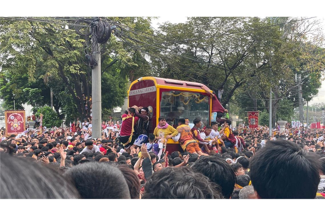 Barfuß durch Manila: Millionen Katholiken huldigen Statue Die Prozession dauert traditionell viele Stunden. (Foto aktuell)