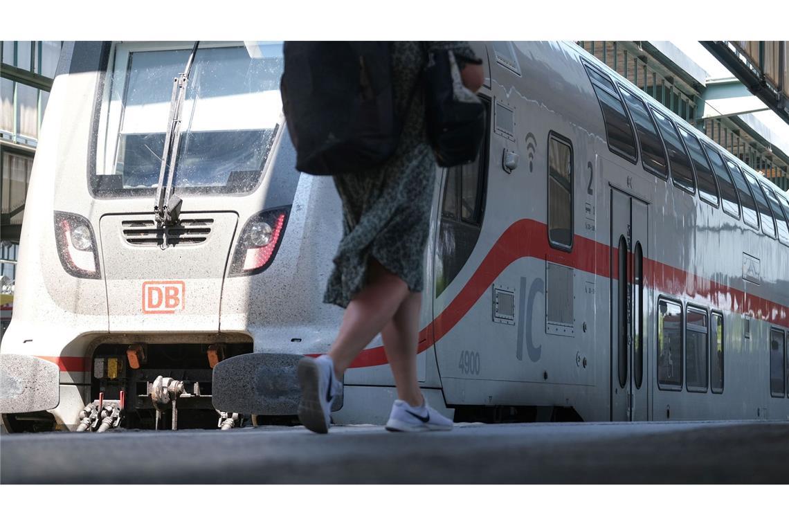 Bahn verringert Verlust – Fahrgäste spüren davon nur wenig Die Pünktlichkeit im Fernverkehr hat sich in den ersten sechs Monaten kaum verbessert, auch bei der Auslastung von ICE- und IC-Zügen hinkt die Bahn ihren Zielen hinterher. (Archivbild)