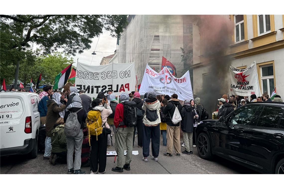 Die Pyrotechnik wurde nach einer Polizei-Durchsage rasch gestoppt.