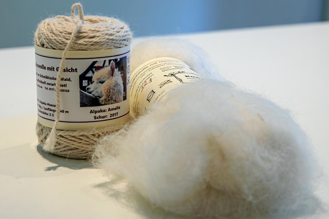 Die qualitativ beste Wolle der Tiere wird in einer Firma in Norddeutschland zu feinem Strickgarn versponnen. Auf dem Etikett steht immer, von welchem Alpaka aus der Herde die Wolle stammt.