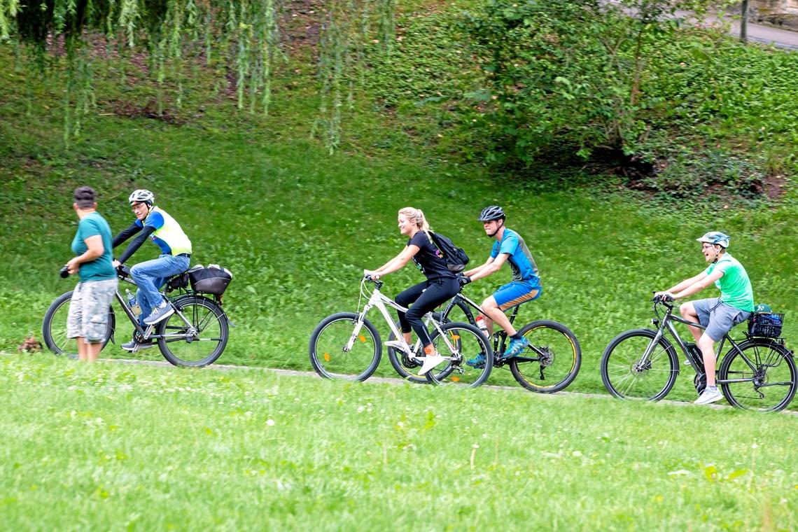 Die Radfahrer treffen am Ende ihrer Tour von Backnang über Oppenweiler und Sulzbach an der Murr im Murrhardter Stadtgarten ein. Foto: A. Becher