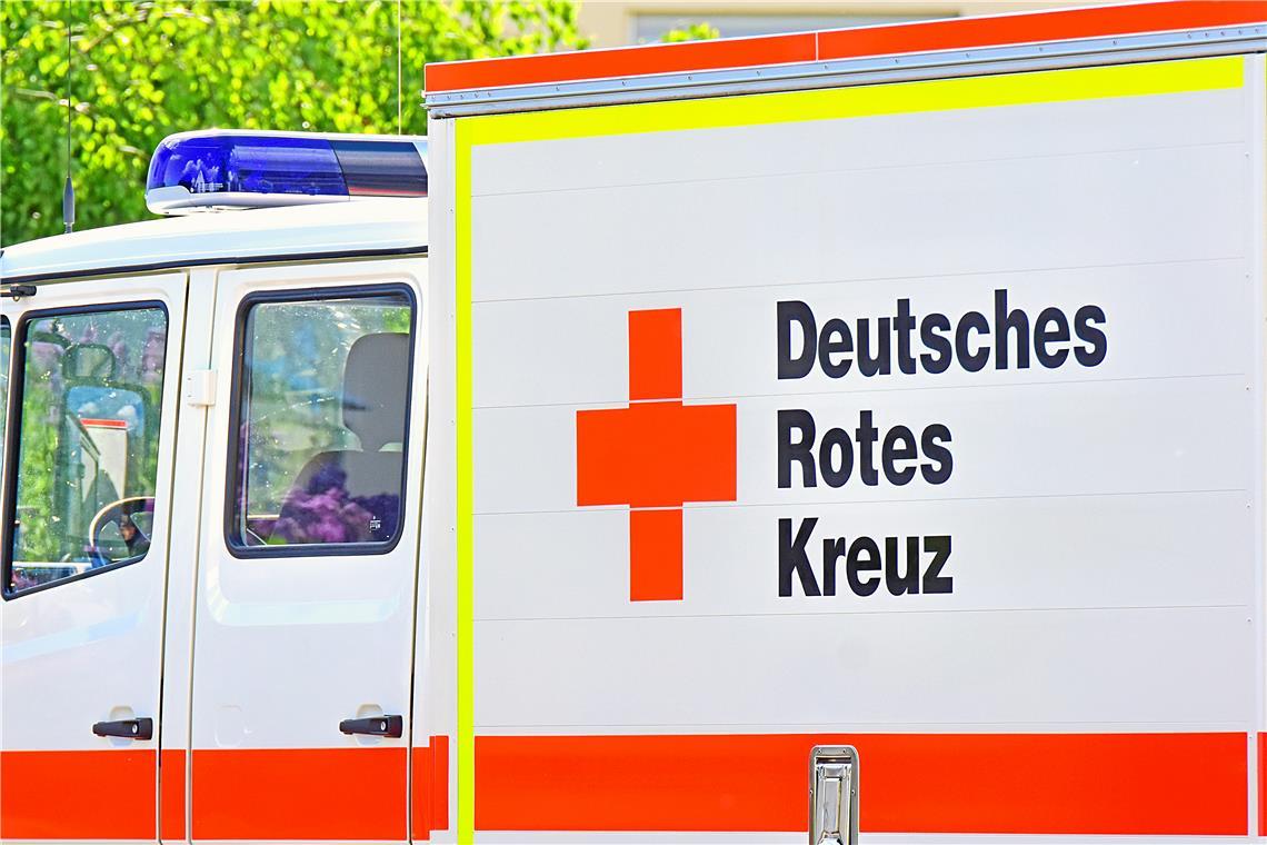 Die Radfahrerin stürzt. Symbolbild: Tobias Sellmaier