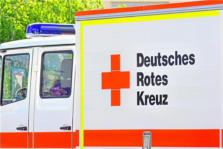 Die Radfahrerin stürzt. Symbolbild: Tobias Sellmaier
