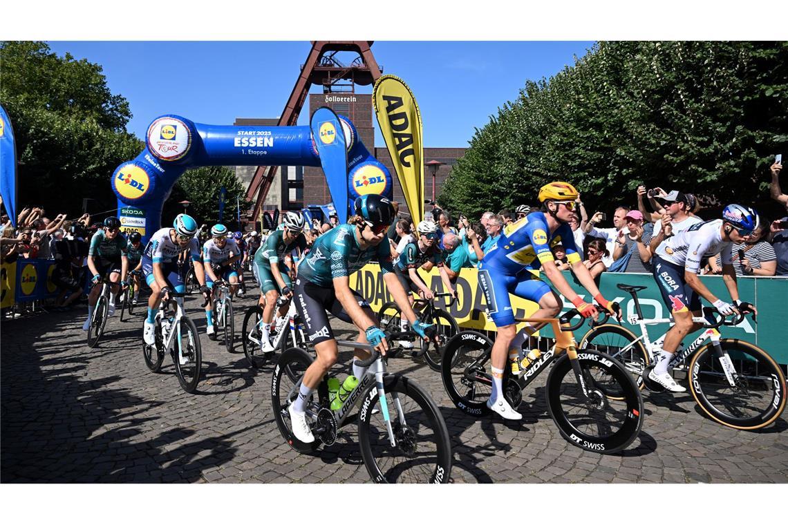 Starke Geste: Radstar Lipowitz bei D-Tour als Wasserträger Die Radprofis starten in der Zeche Zollverein in Essen auf die erste Etappe der Deutschland Tour.