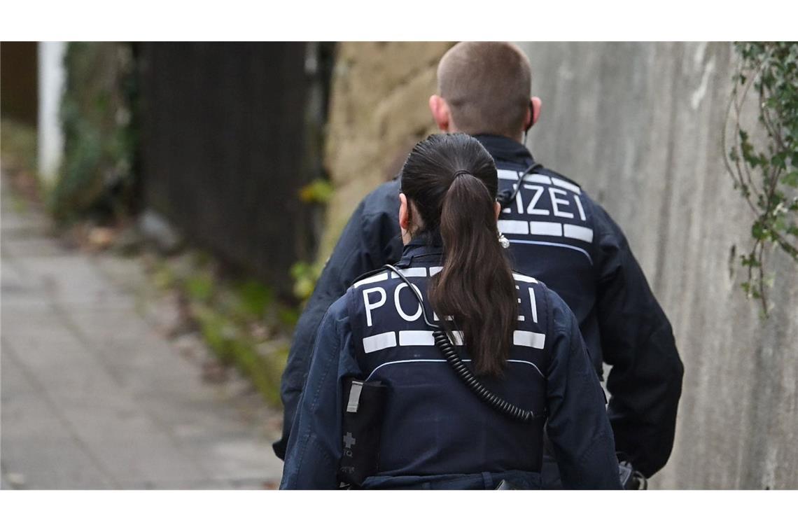 Die Räuber stahlen laut Polizei Bargeld und Schmuck im Wert von mehreren Hunderttausend Euro und flüchteten unerkannt.