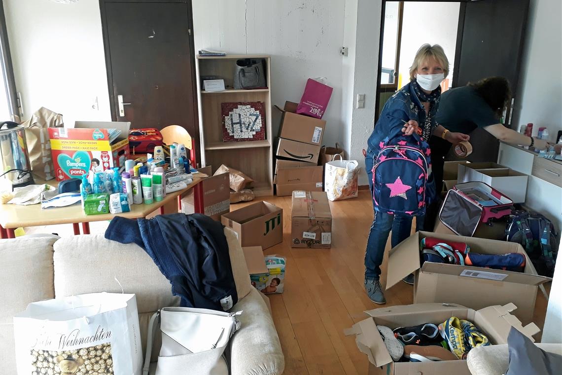 Die Räume der Schülermitverantwortung am Heinrich-von-Zügel-Gymnasium haben sich in eine Packzentrale verwandelt. Lehrerin Martina Samociuk zeigt einen der Schulranzen, der wie viele andere Spenden für Flüchtlinge in Rabka-Zdrój verschickt wird. Foto: privat