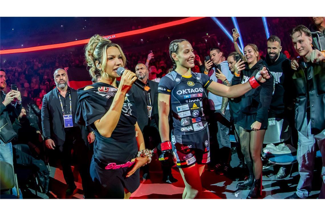 Die Rapperin lief mit einer Live-Performance neben der 25-Jährigen in die Lanxess-Arena ein.