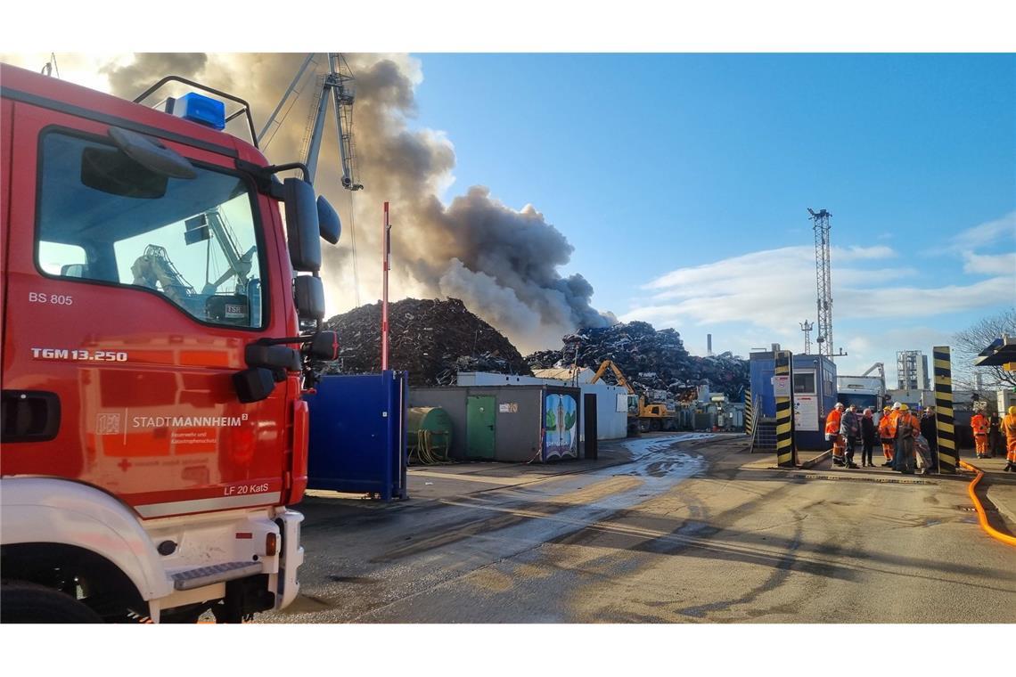 Feuer bricht auf Recyclinghof aus Die Rauchsäule war weithin sichtbar.