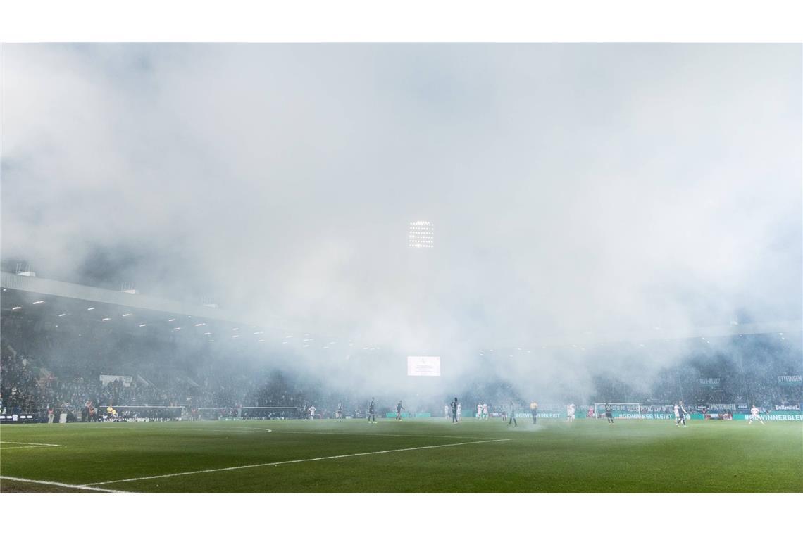 Die Rauchschwaden zogen über das Stadion und legten sich auf dem Spielfeld fest.