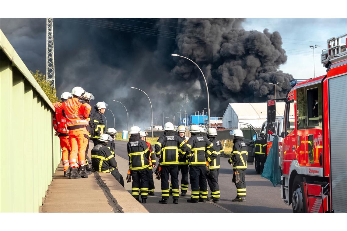 Die Rauchwolke war weithin zu sehen mehr als 20 Stunden nach Ausbruch des Feuers waren die Brandgase in der Stadt zu riechen.