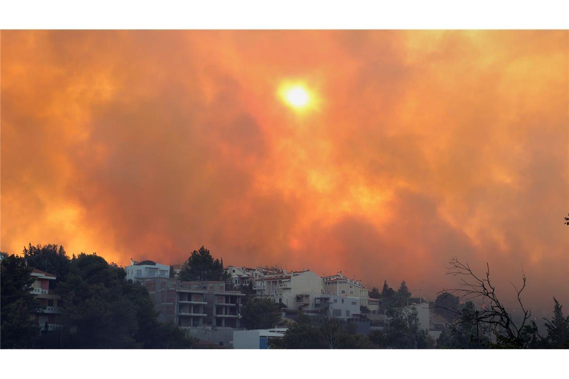 Die Rauchwolken des Brandes ziehen auch über die rund 25 Kilometer entfernte Hauptstadt Athen