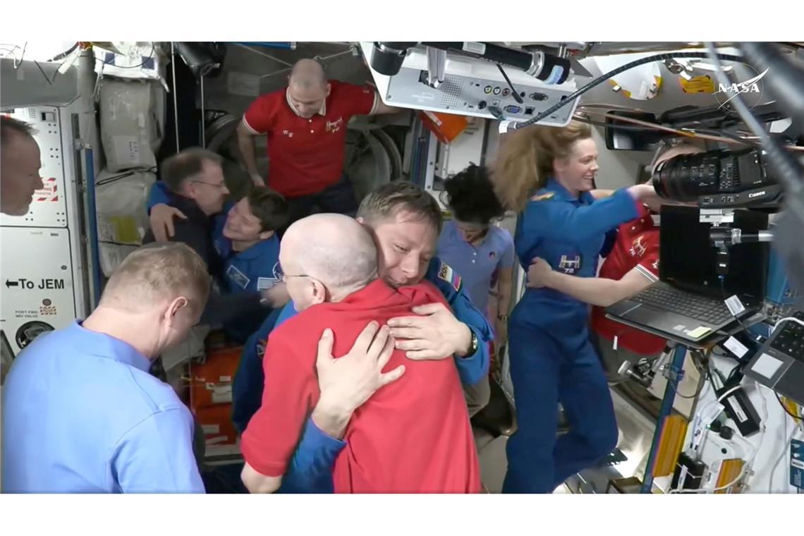 Gestrandete ISS-Astronauten sollen Dienstag zurückkehren Die Raumfahrer umarmten sich herzlich, nachdem die SpaceX-Kapsel an die ISS angedockt hatte.