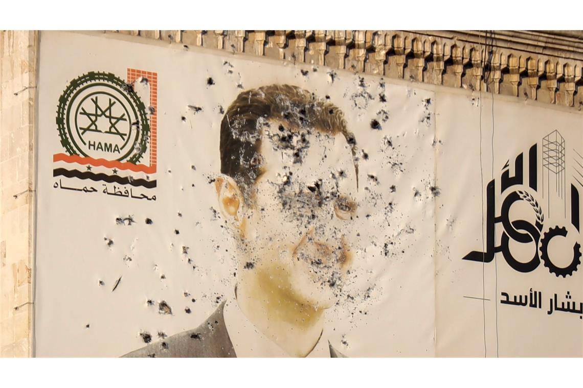 Rebellen übernehmen Kontrolle über Damaskus - Assad flieht Die Rebellen bejubeln die Flucht von Assad.
