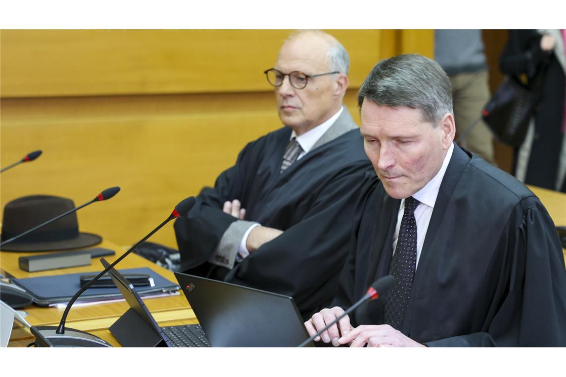 Altkanzler Schröder scheitert erneut vor Gericht Die Rechtsanwälte Ralph Heiermann (r) und Michael Nagel sitzen als Vertreter des Klägers vor der Verhandlung des 2. Senats des Bundesverwaltungsgerichts im Gerichtssaal.