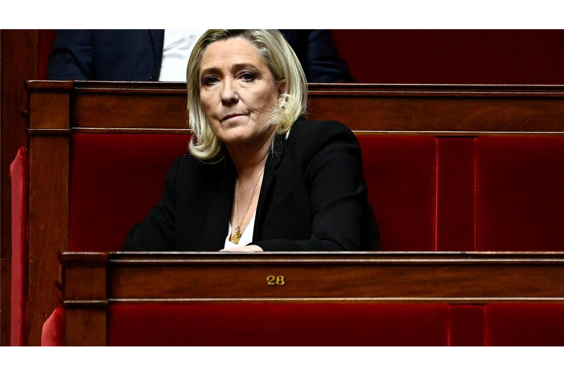Misstrauensvotum stürzt Frankreich ins Ungewisse Die Rechtsnationale Marine Le Pen hat in der französischen Politik so viel Einfluss wie noch nie.