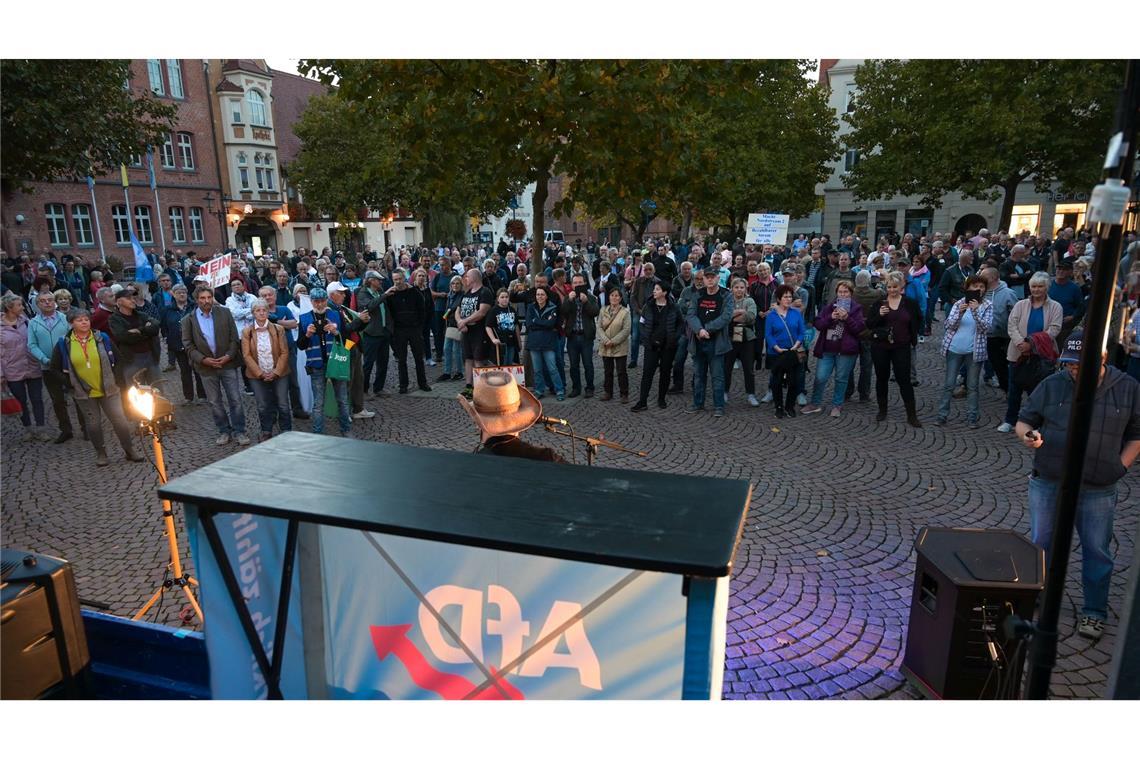 Die Rechtspopulisten sind seit Jahren an vielen Orten regelmäßig vertreten - nicht nur mit Infoständen, sondern auch bei Demonstrationen und Bürgerdialogen. (Archivbild)